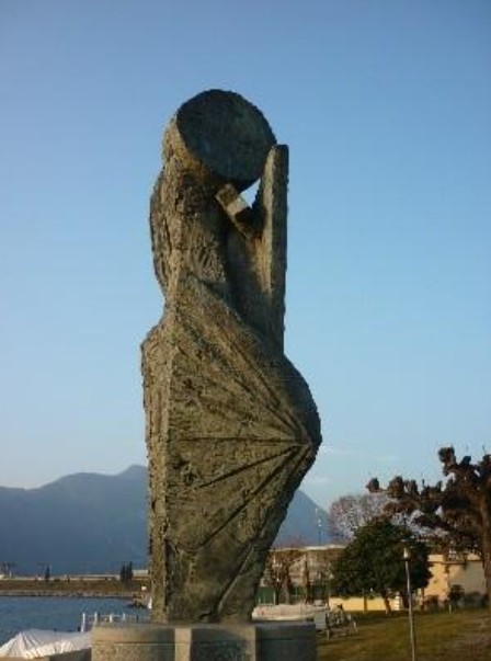 Bronzo di Borromini in alto l’ovale, la stella e la squadra